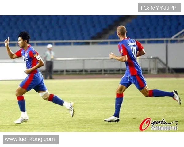 重庆足球队意识争议引发热议球迷与专家观点交锋探讨未来发展方向