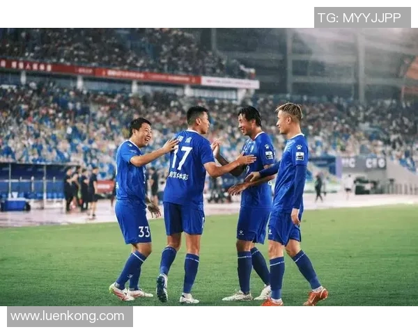 南京足球队的拼搏历程:从默默无闻到辉煌成就的真实记录 南京足球队的拼搏历程:从默默无闻到辉煌成就的真实记录