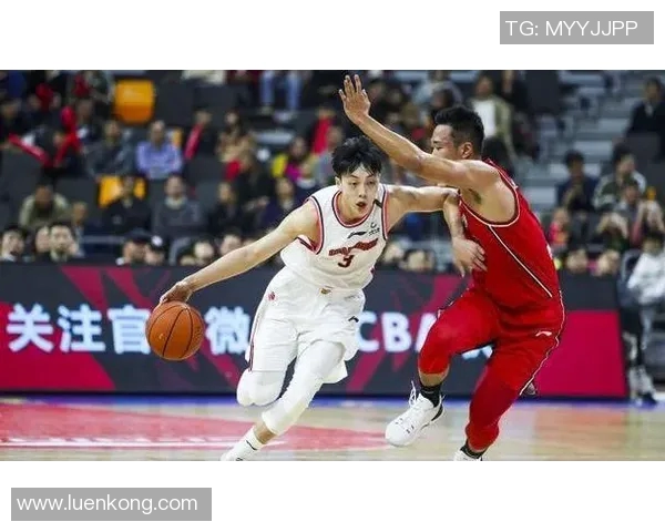 胡明轩：从青涩新星到篮球场上的璀璨明星之路
