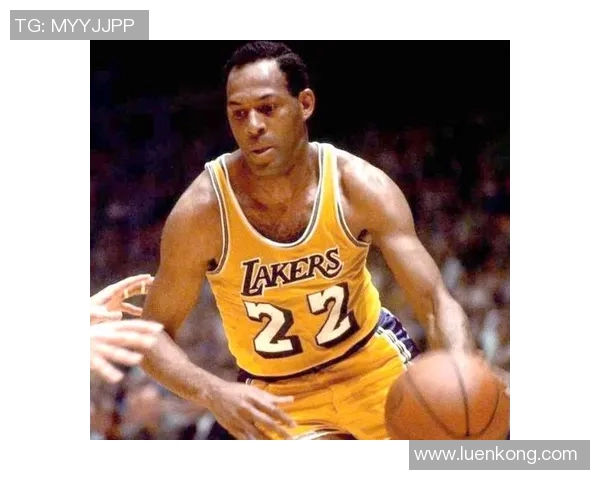 2009年湖人队与爵士队激战回顾：一场经典对决的精彩瞬间与战术分析