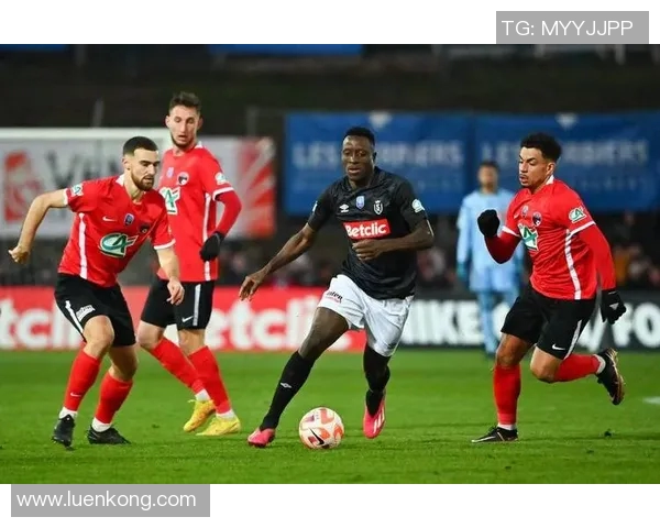 B斯光荣与墨尔本胜利的精彩对决引发球迷热议与期待