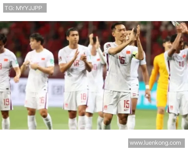 中国国家队迎战日本队全力争胜展现足球实力与团队精神 中国国家队迎战日本队全力争胜展现足球实力与团队精神