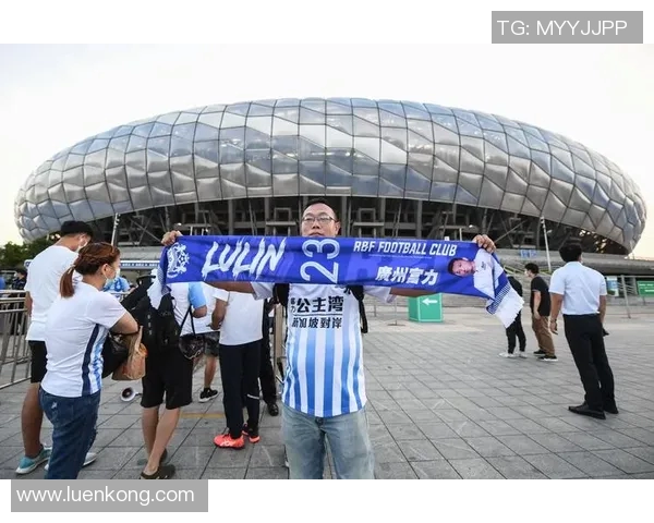 北京球迷与大连球迷的激情对决谁能在赛场上笑到最后