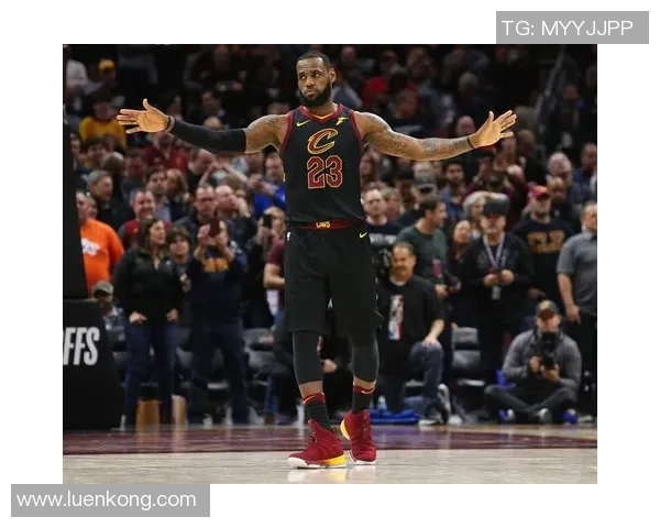 篮球明星进门瞬间引发热潮球迷欢呼声此起彼伏场面火爆令人难忘