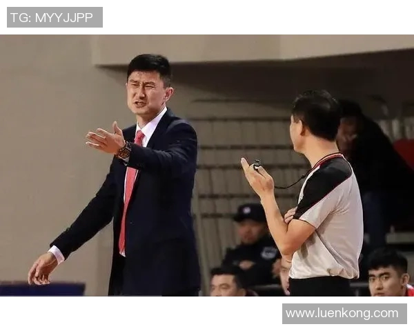 上海篮球队战术选择引发热议球迷与专家各抒己见分析背后原因 上海篮球队战术选择引发热议球迷与专家各抒己见分析背后原因